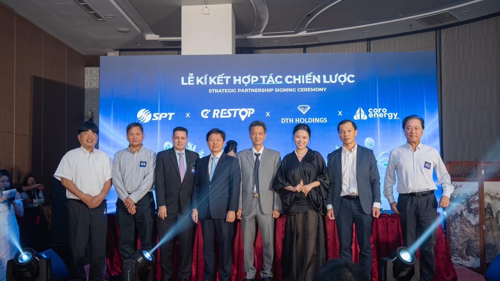 2026년 9월 9일 호치민시에서 열린 전략적 협력 체결식 무대 위 SPT 그룹, CD Restop, DTH Holdings, Coro Energy 대표단.