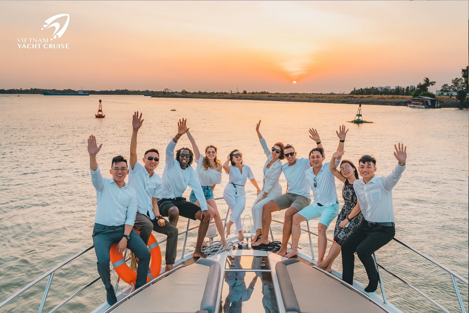 Du thuyền trên mặt nước hoàng hôn — Vietnam Yacht Cruise