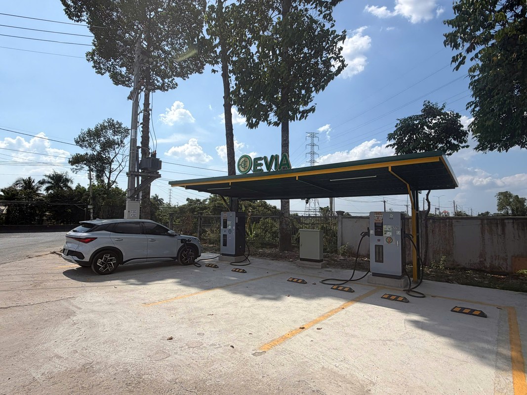 Trạm sạc EVIA tại điểm dừng chân — Hạ tầng sạc nhanh DC