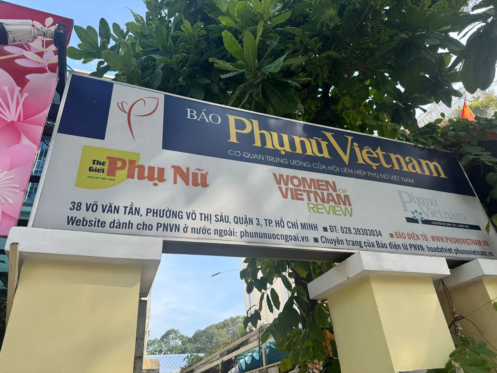 Trăn trở dưới ánh đèn vương miện